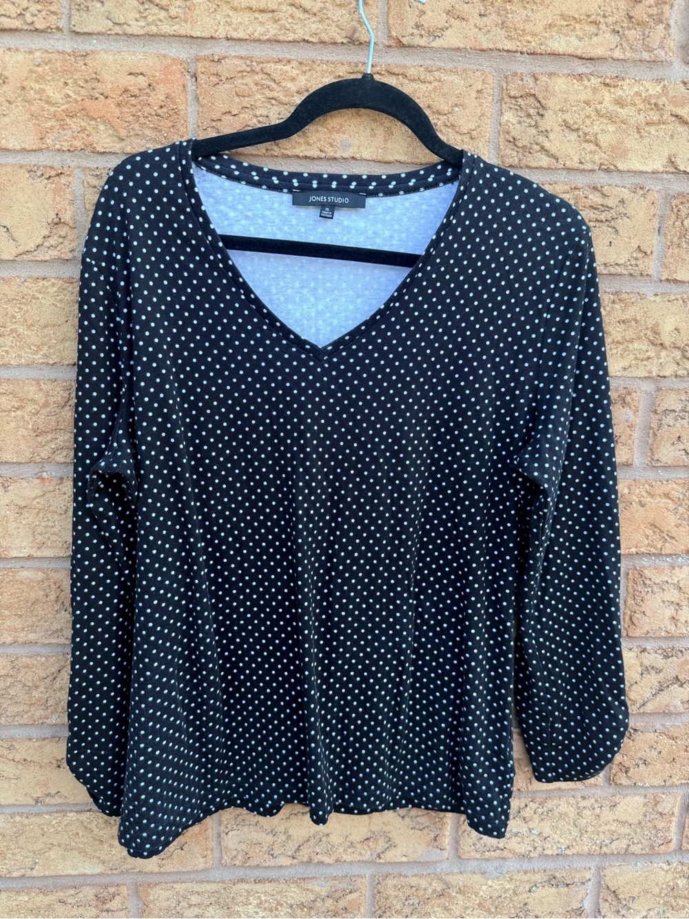 💫4/$25 • JONES STUDIO Black Polka Dot V-Neck Long Sleeve Top